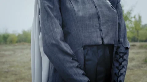 Concentrated but scared young princess is looking around the forest, 4k Video stock 142800274