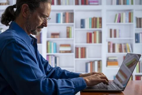 Concentrated serious businessman thinking of problem solution working on laptop Foto stock
