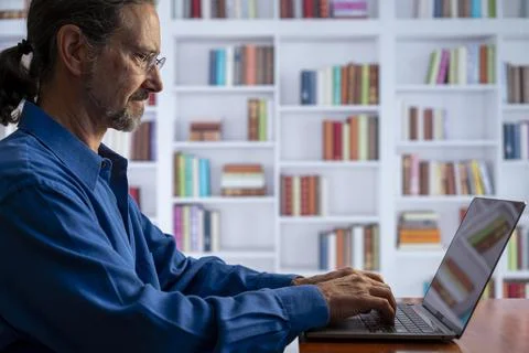 Concentrated serious businessman thinking of problem solution working on laptop Foto stock