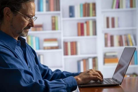 Concentrated serious businessman thinking of problem solution working on laptop Foto stock