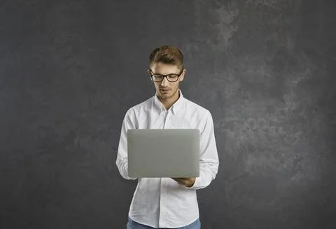 Concentrated smart young male programmer or employee working on startup project. Foto stock
