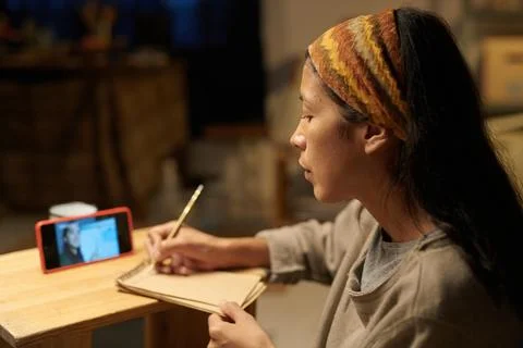 Concentrating Woman Streaming Art Tutorial Online 写真素材