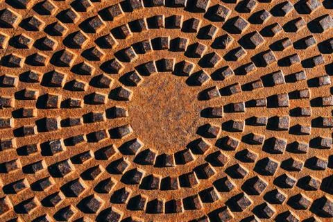 Concentric pattern on corroded manhole cover Foto stock