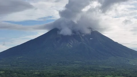 Concepcion volcano peak with cloud Video stock 292243519