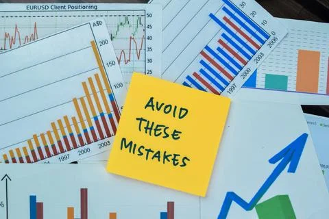 Concept of Avoid These Mistakes write on sticky notes 库存照片