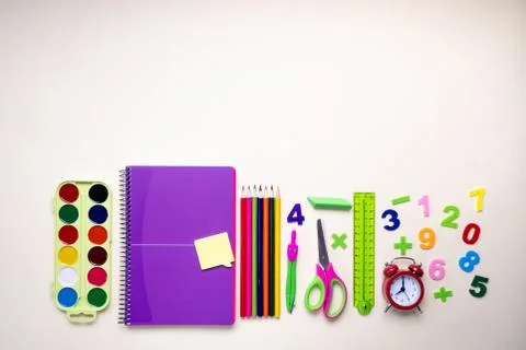 Concept back to school. Alarm clock and School supplies. Top View Flat Lay Foto stock