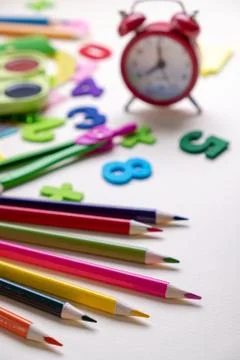 Concept back to school. Alarm clock and School supplies. Top View Flat Lay Foto stock