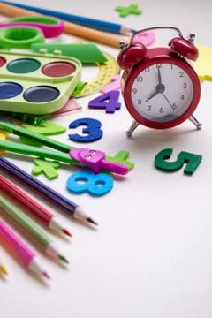 Concept back to school. Alarm clock and School supplies. Top View Flat Lay Stock-Fotos