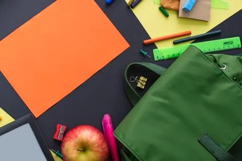 Concept back to school apple backpack stationery on black background. Foto stock
