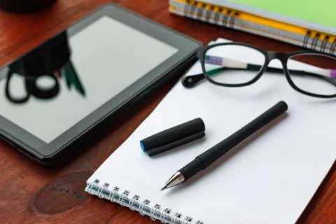 The concept: the beginning of work. Pen, open notebook, tablet computer and Stockfoto's