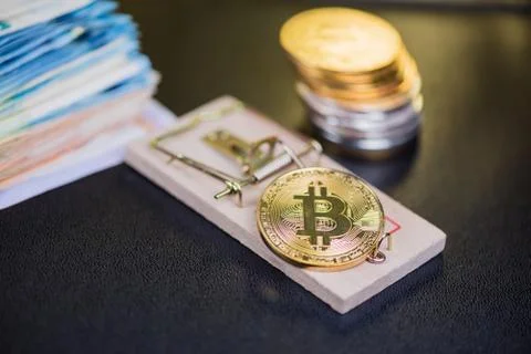 Concept of bitcoin in a  mouse trap. Risks and dangers of investing in the cr Stockfoto's