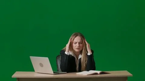 Concept of brainstorming and problem solving. Female portrait on green screen Foto stock