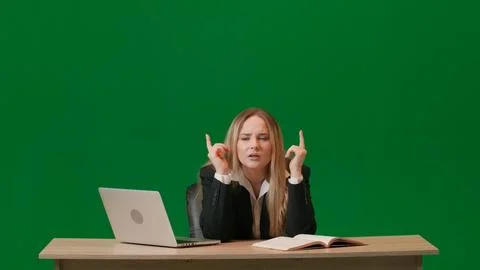 Concept of brainstorming and problem solving. Female portrait on green screen Foto stock