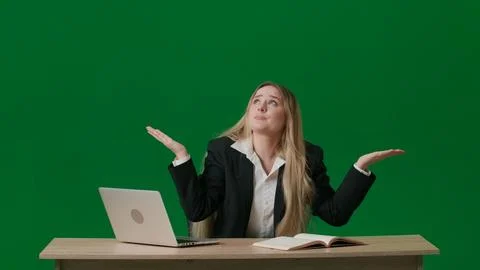 Concept of brainstorming and problem solving. Female portrait on green screen Foto stock