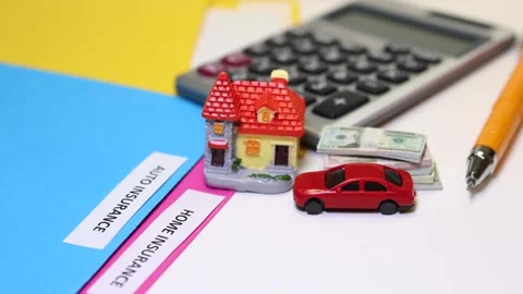 Concept of calculating home and auto insurance policy costs Vídeo Stock 339127882