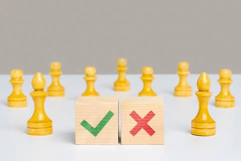 The concept of choice. A green check mark and a red cross on wooden cubes amo Foto stock