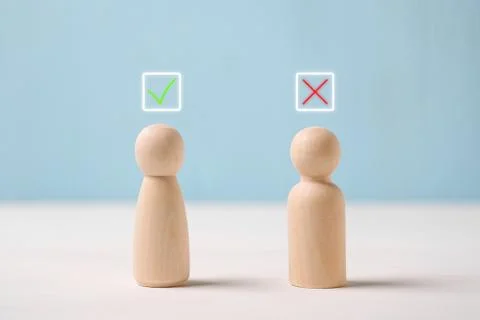 The concept of choosing a candidate when applying for a job. Two wooden figur Foto stock