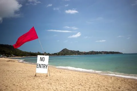 Concept closed beach, private beach, not working. there is a red flag and a sign Foto stock