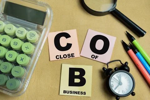 Concept of COB - Close Of Business write on sticky notes 스톡 사진