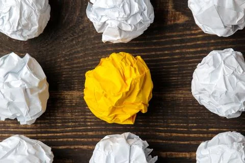 Concept creative idea. concept of creative idea. Balls of crumpled paper. met Foto stock