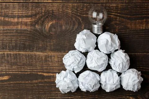 Concept creative idea. concept of creative idea. Bulbs of crumpled paper and Foto stock
