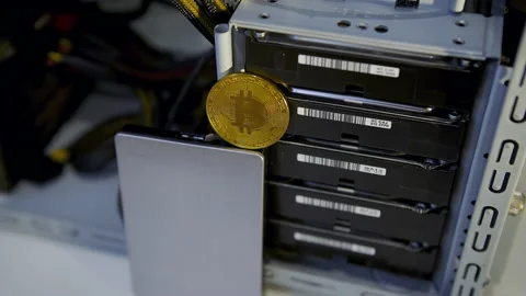 Concept of cryptocurrency mining. Mining Chia coins using hard disk drives. Gold Vídeos de archivo 153789786
