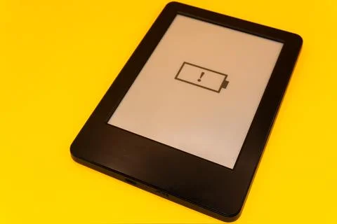 Concept A dead battery on a modern device on a yellow background, a device Foto stock