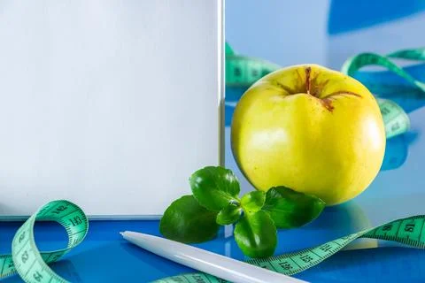 The concept of diet and proper nutrition. Fruits and measuring tape on a bl.. Fotos de archivo