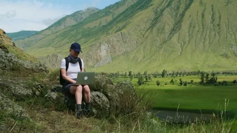 Concept of digital nomad working on the go. Vídeo Stock 285226894