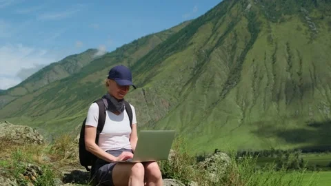 Concept of digital nomad working on the go. Video stock 301040170