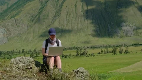 Concept of digital nomad working on the go. Video stock 301040205