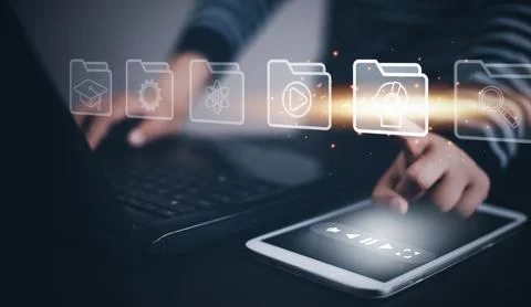 Concept E-learning education,Man using laptop with Online Education icon on v Foto stock