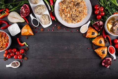 The concept of Eastern festive cuisine. Assorted Uzbek food set, pilaf, samsa Foto stock
