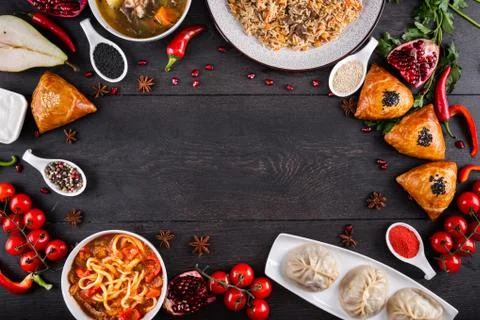 The concept of Eastern festive cuisine. Assorted Uzbek food set, pilaf, samsa Foto stock
