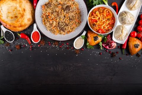The concept of Eastern festive cuisine. Assorted Uzbek food set, pilaf, samsa Foto stock