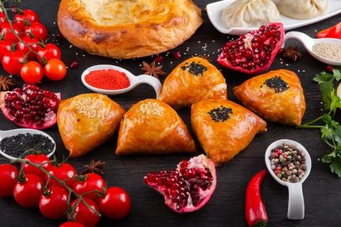 The concept of Eastern festive cuisine. Assorted Uzbek food set, pilaf, samsa Stock-Fotos