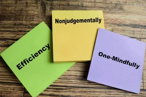 Concept of efficiency, nonjudgmentally and one-mindfully write on sticky notes Foto stock