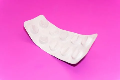 Concept Empty pill blister pack, pink background, virus and disease, pill Foto stock