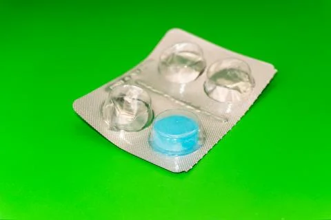 Concept Empty pill blister pack, green background, virus and disease, pill Foto stock