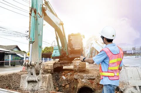 The concept of engineers is reviewing the design and controlling the constr.. Foto stock