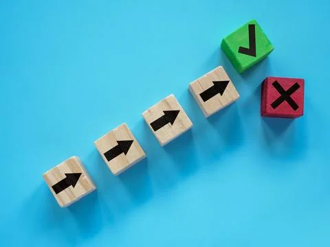 The concept of finding solution, the correct sequence. Red, green and cubes with Foto stock