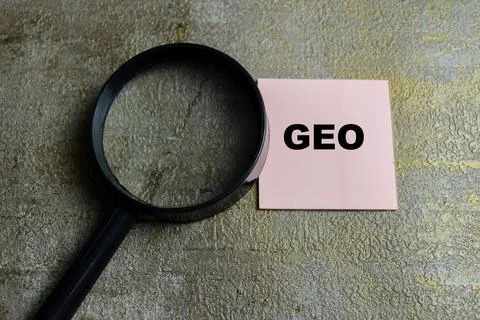 Concept of GEO - Generative Engine Optimization write on sticky notes Fotos de archivo