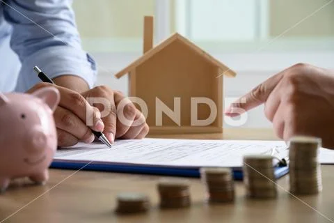 The concept of home ownership Business people negotiating a contract This is Stock Photos