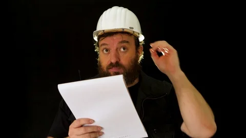 Concept idea: Funny bearded foreman with helmet is unsettled and worried abou Vídeo Stock 121603593