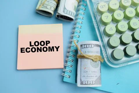Concept of loop economy write on sticky notes isolated on table. Foto stock