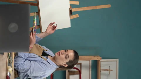 Concept of online draw class at art studio. Woman making virtual video tutorial Vídeo Stock 239247758