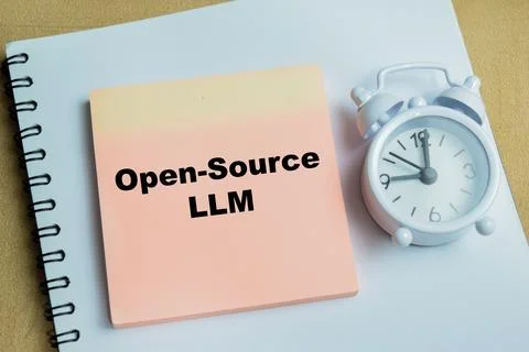 Concept of open-source LLM write on sticky notes isolated on Wooden Table. Foto stock