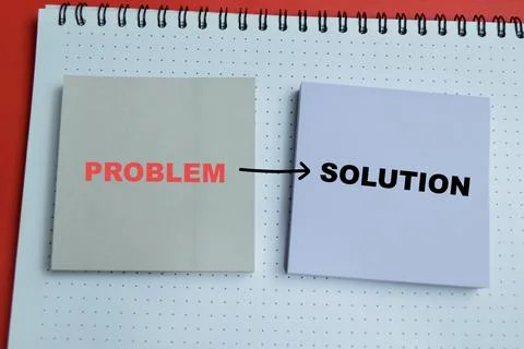 Concept of problem and solution write on sticky notes isolated on table. Stockfoto's