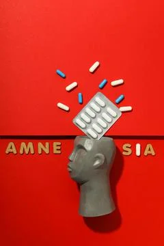 Concept of problems with memory, amnesia disease on red background Stockfoto's