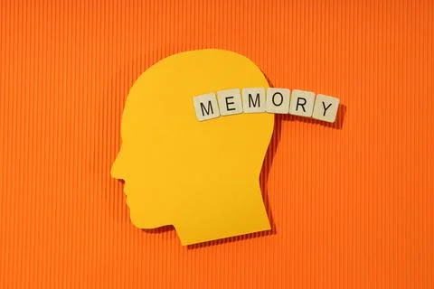 Concept of problems with memory, amnesia disease on orange background Foto stock